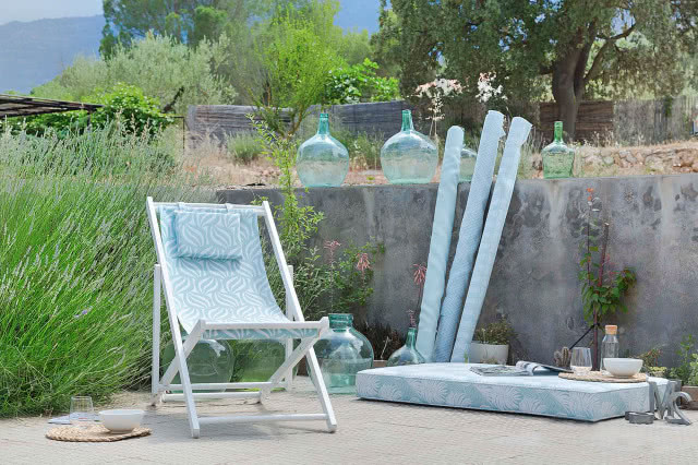 krzesło plażowe, materac, tkaniny, trawa ozdobna, wazony, drzewa