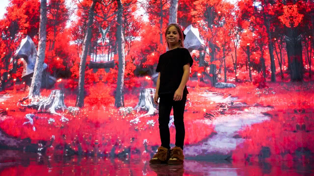 dziewczynka na tle multimedialnego obrazu