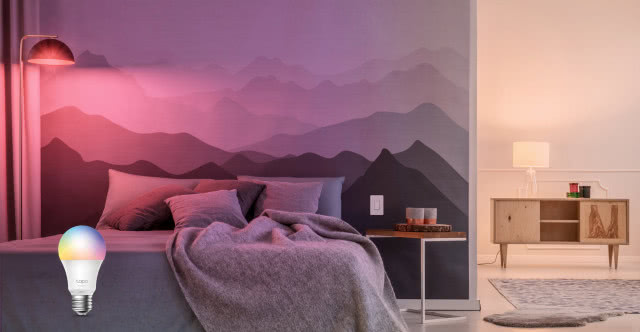 żarówki zmieniające barwę. sypialnia, duże łóżko, stolik nocny, świece, komoda, lampa biurkowa, dywan