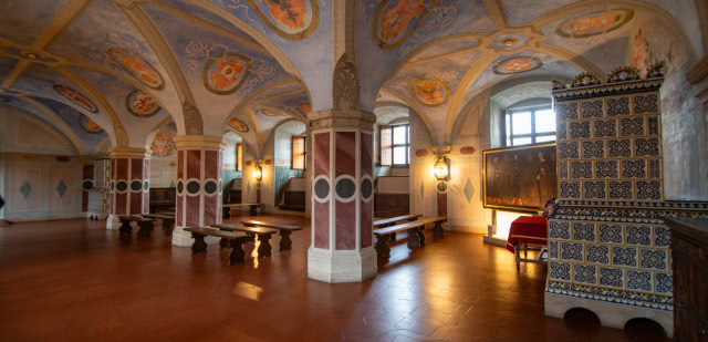 sala, niskie sklepienie z polichromią na suficie