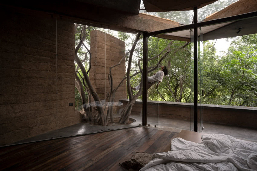 Przestrzenny dom ma duże okna, żeby wpadało do...