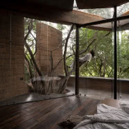 Rzeźbiarski dom w Indiach. Powstał z 4000 plastikowych butelek!