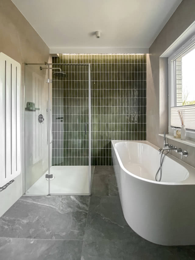 Łazienka w stylu Japandi z wolnostojącą wanną, prysznicem i zieloną ścianą z płytek