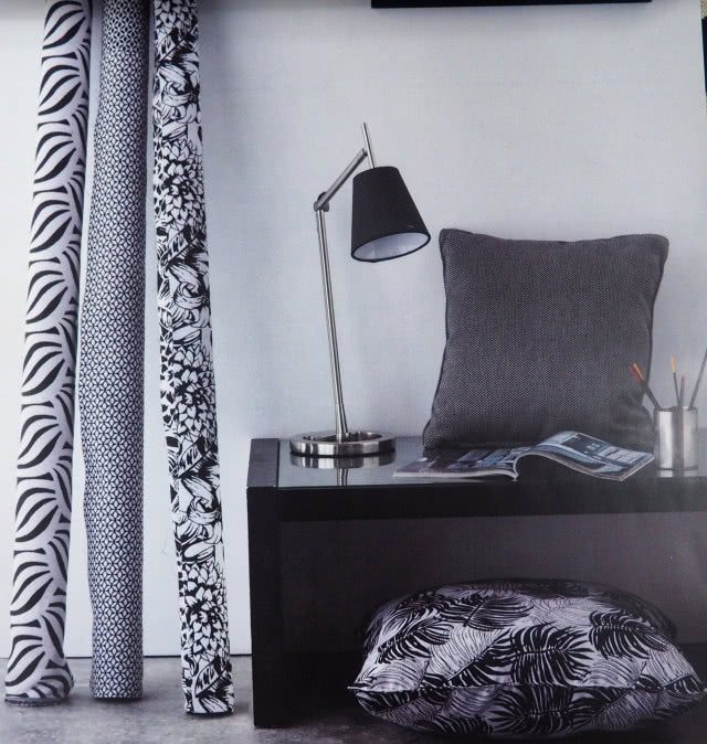 biurko, lampka biurkowa, czasopismo, poduszki ozdobne,