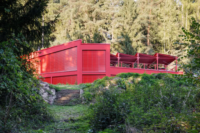 dom z zamkniętymi roletami