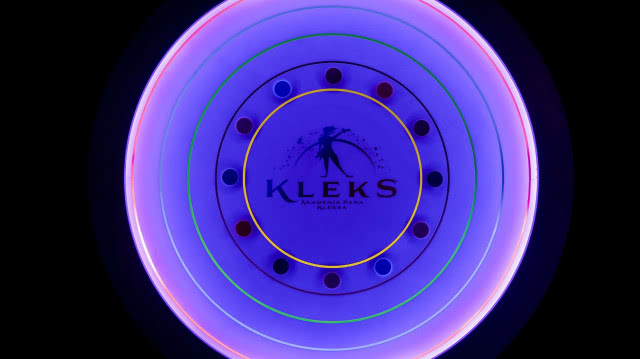 podświetlona płyta z napisem kleks