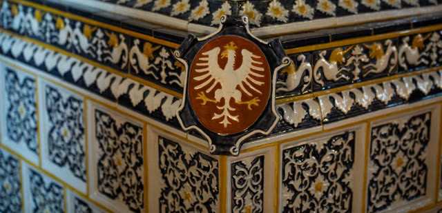 kominek, zbliżenie na orzełka