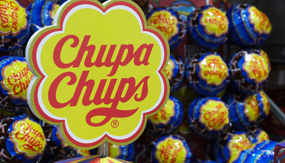 To właśnie ten szalony artysta stworzył logo lizaków Chupa Chups! Znasz przynajmniej jedną jego pracę