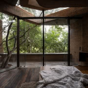 Ściany zostały częściowo zrobione z plastikowych...