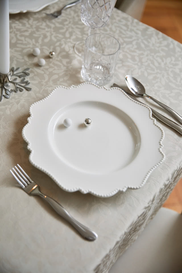 talerzyk biały z falistymi brzegami