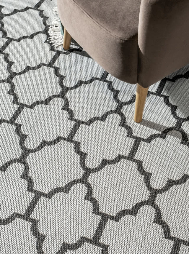 fragment fotela na szarym dywanie