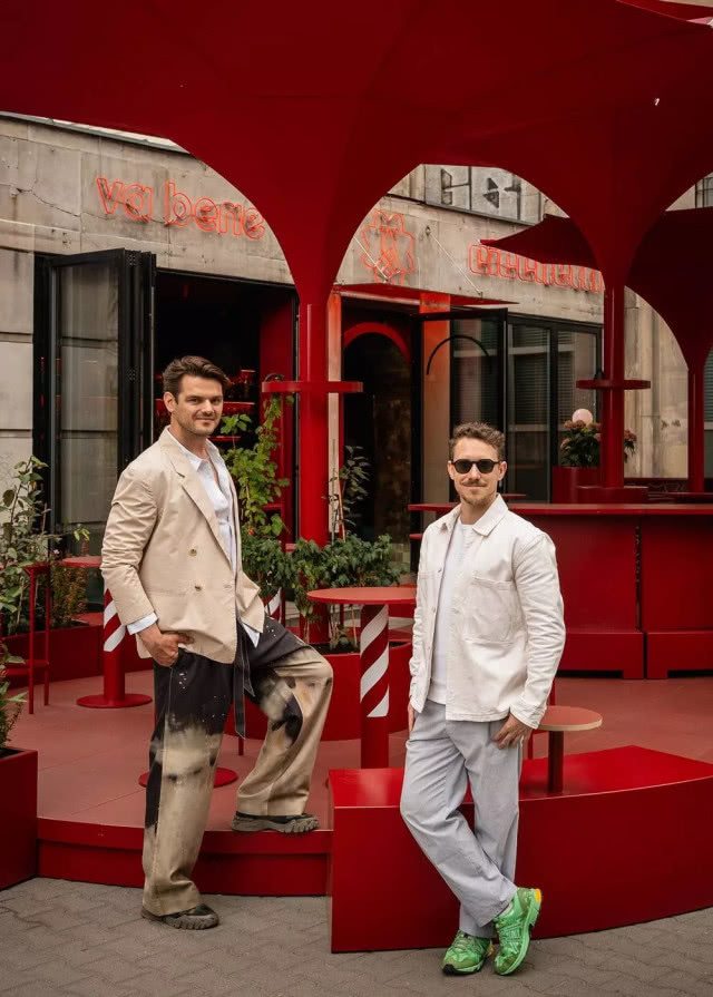 dwóch architektów w ogródku restauracji