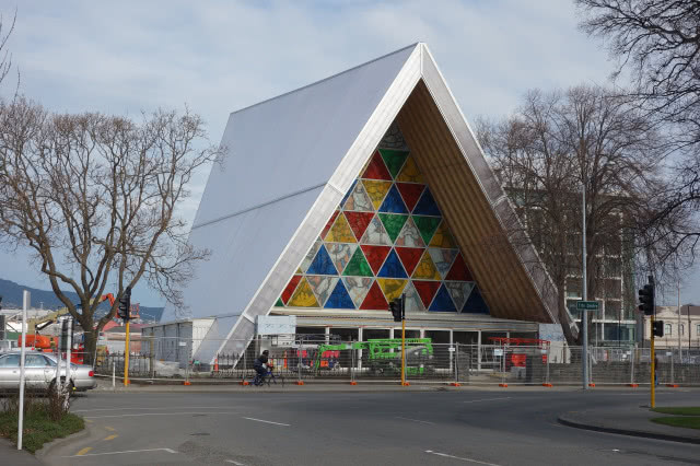 budynek w kształcie litery A Kartonowa Katedra