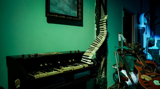 rekwizyt - fortepian z klawiaturą, która wznosi się do sufitu