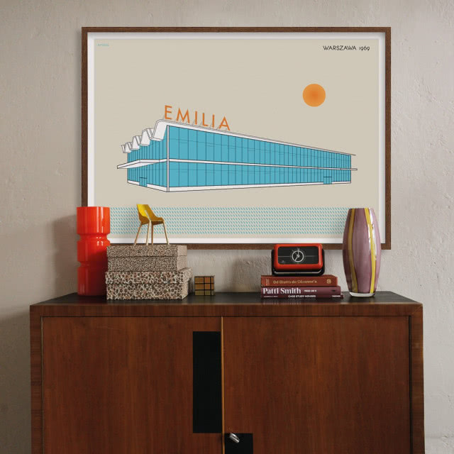 komoda, nad nią plakat