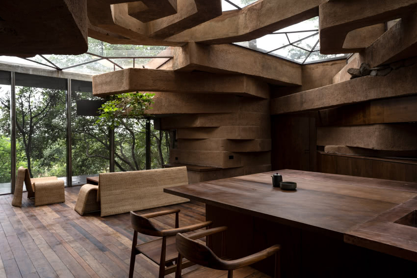 Oryginalny sufit ze skał i szkła.