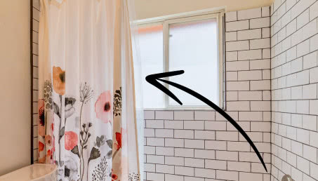 Taka zasłona wisi u was pod prysznicem? Lepiej zdejmijcie ją od razu