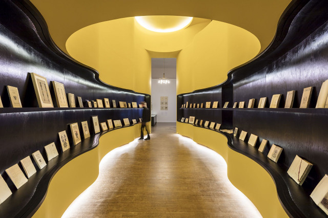 Wnętrze muzeum z wystawą o Wyspiańskim