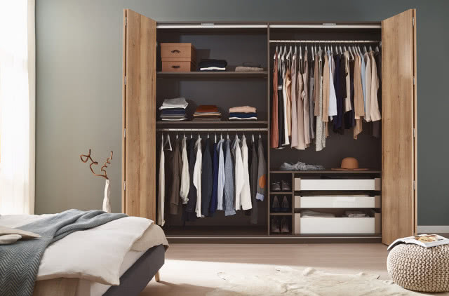 duża szafa, wieszaki, półki, puf, duże łóżko, biały dywan, wazon