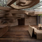 Ściany zostały częściowo zrobione z plastikowych...