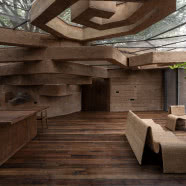 Rzeźbiarski dom w Indiach. Powstał z 4000 plastikowych butelek!