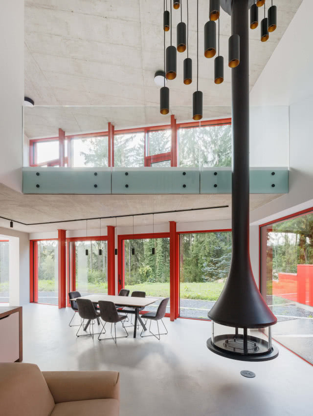 salon z wiszącym kominkiem