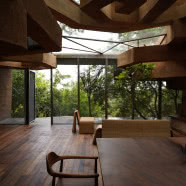 Rzeźbiarski dom w Indiach. Powstał z 4000 plastikowych butelek!