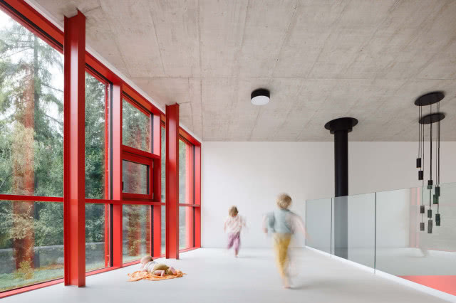 piętro w domu ze szklaną barierką