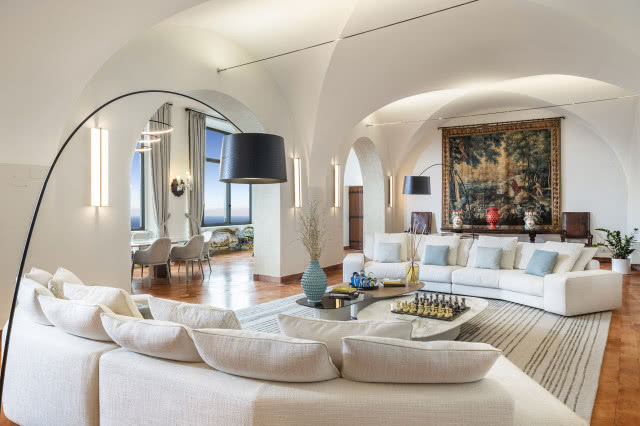 Przestronny salon z dwiema sofami