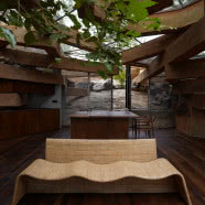 Rzeźbiarski dom w Indiach. Powstał z 4000 plastikowych butelek!