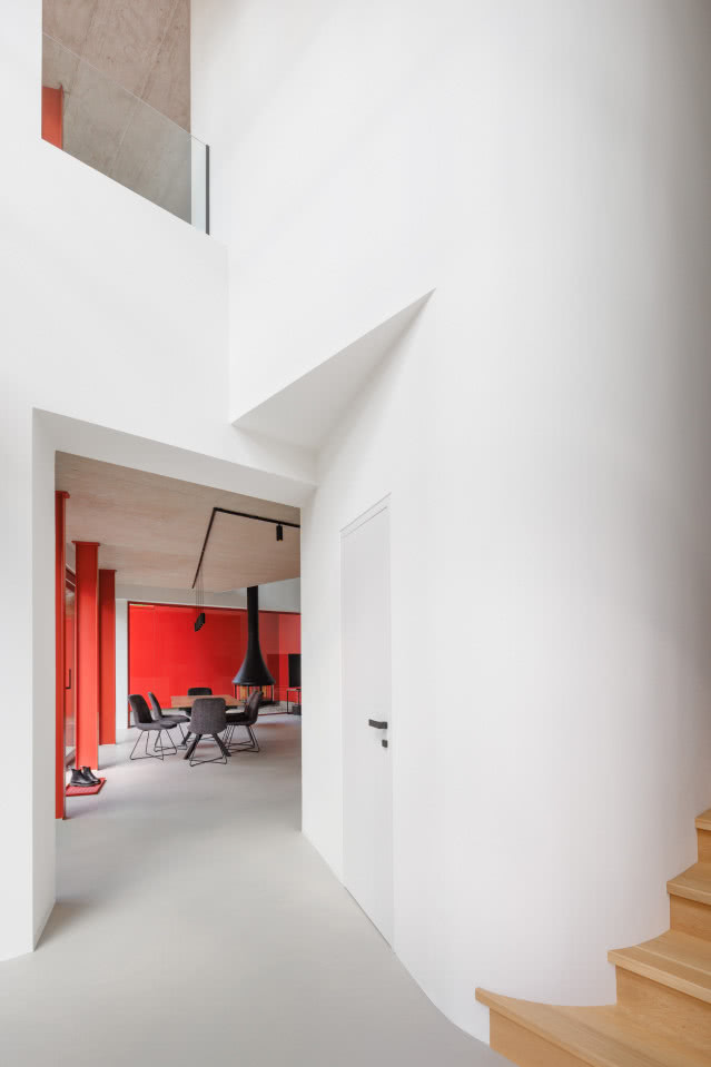 schody i trzymetrowa klatka schodowa