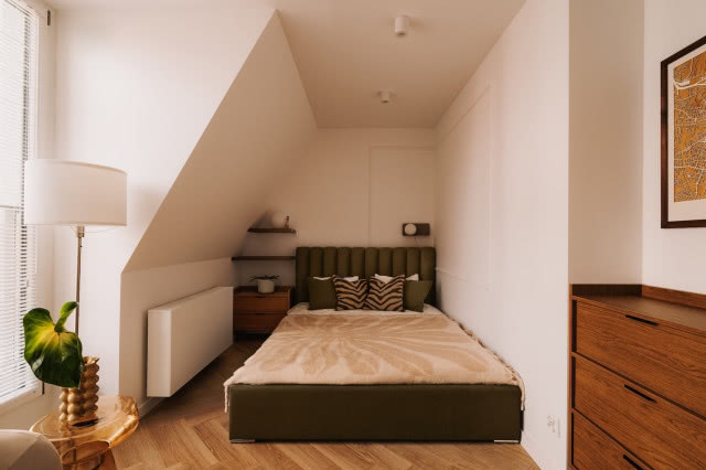 Tapicerowane łóżko w sypialni