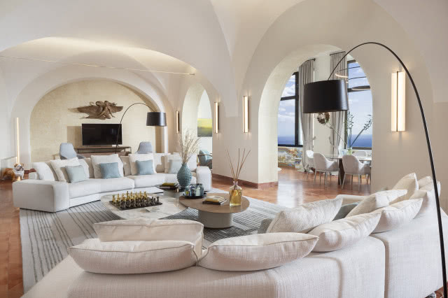 Przestronny salon z dwiema sofami