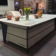 Płyty ze spieków kwarcowych są lekkie i trwałe...