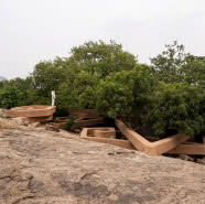 Rzeźbiarski dom w Indiach. Powstał z 4000 plastikowych butelek!