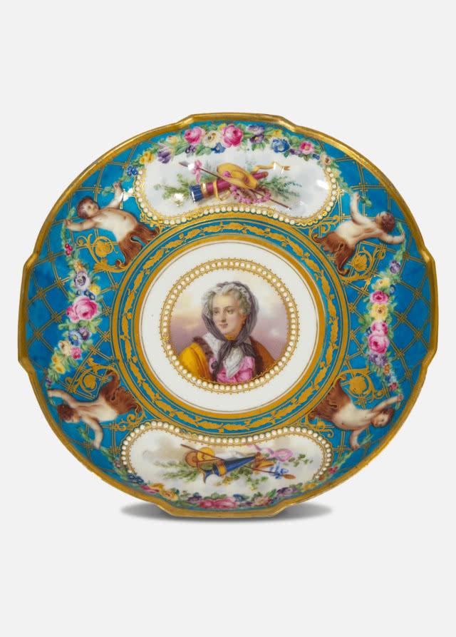 talerzyk niebieski, bogato zdobiony, z portretem damy pośrodku