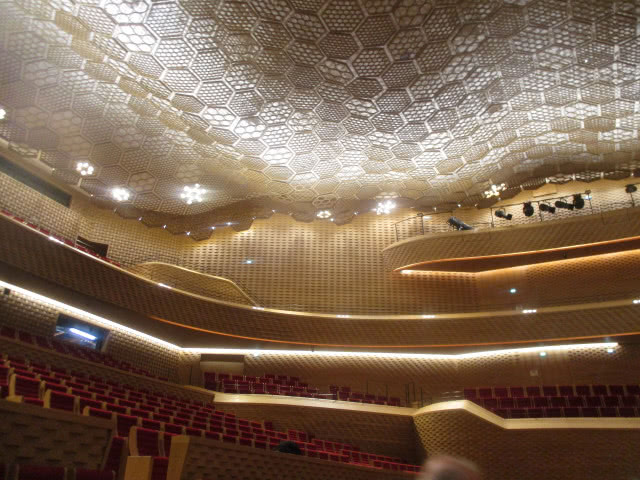 zbliżenie na konstrukcję od wewnątrz sala koncertowa La Seine Musicale