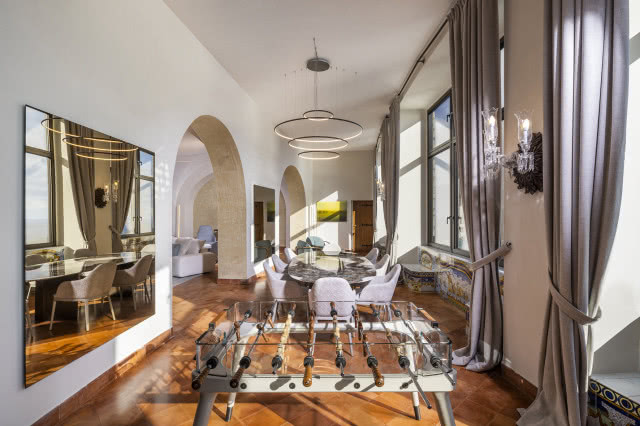 Przestronny salon z dwiema sofami