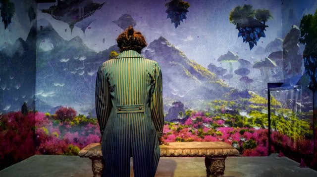 ptak Mateusz na tle scenografii przedstawiającej góry