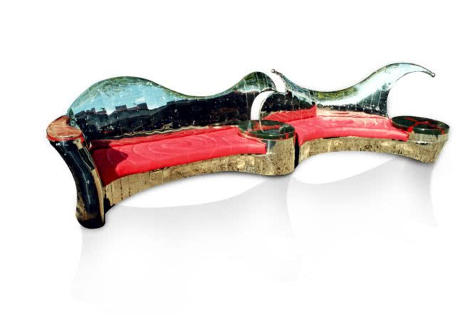Ekscentryczna sofa wykonana z lustrzanej blachy...