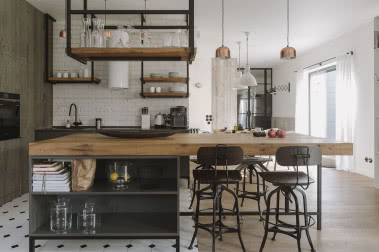 Drewno, szkło i stal w mieszkaniu wielkości domu!