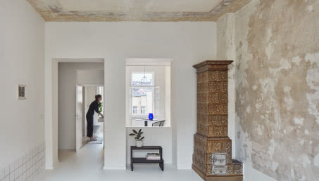 Mieszkanie w kamienicy z zabytkowym piecem kaflowym. Ma stuletnie ściany i podłogi!