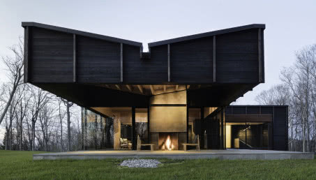 Wypalane drewno nie tylko na elewację! Technika Shou Sugi Ban wkracza śmiało do wnętrz