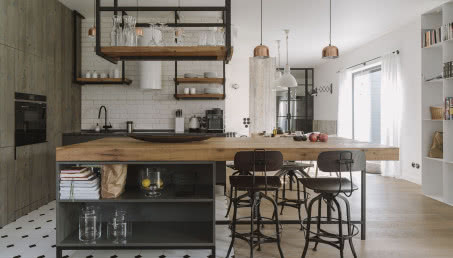 Drewno, szkło i stal w mieszkaniu wielkości domu!