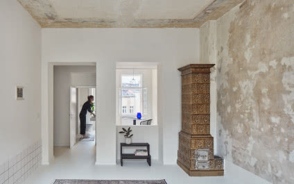 Mieszkanie w kamienicy z zabytkowym piecem kaflowym. Ma stuletnie ściany i podłogi!