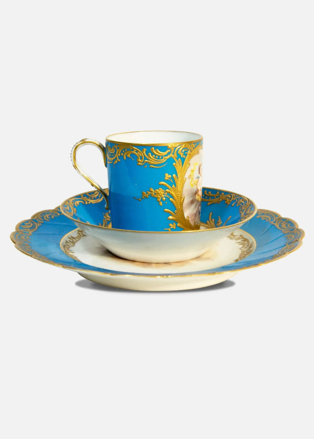 niebiesko-złota filiżanka z talerzem śniadaniowym