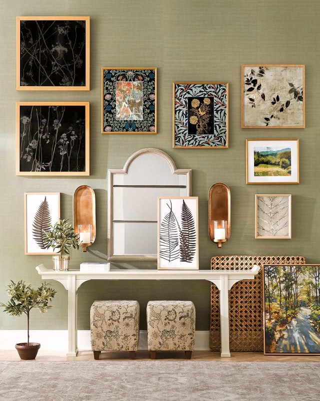 toaletka i asymetryczna kompozycja z obrazów na ścianie