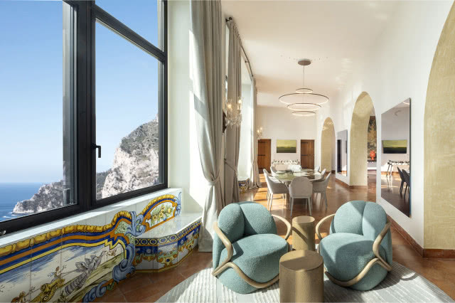 Duże przeszklenia w willi z widokiem na morze