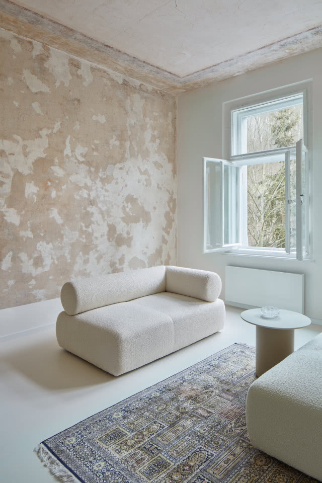 mieszkanie w kamienicy ze ścianami wabi-sabi