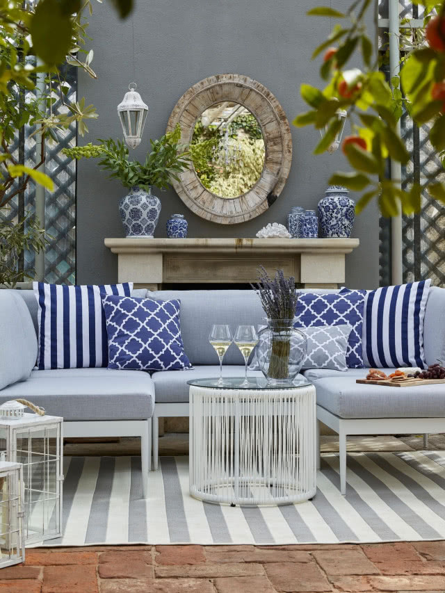 salon z poduszkami z lustrem